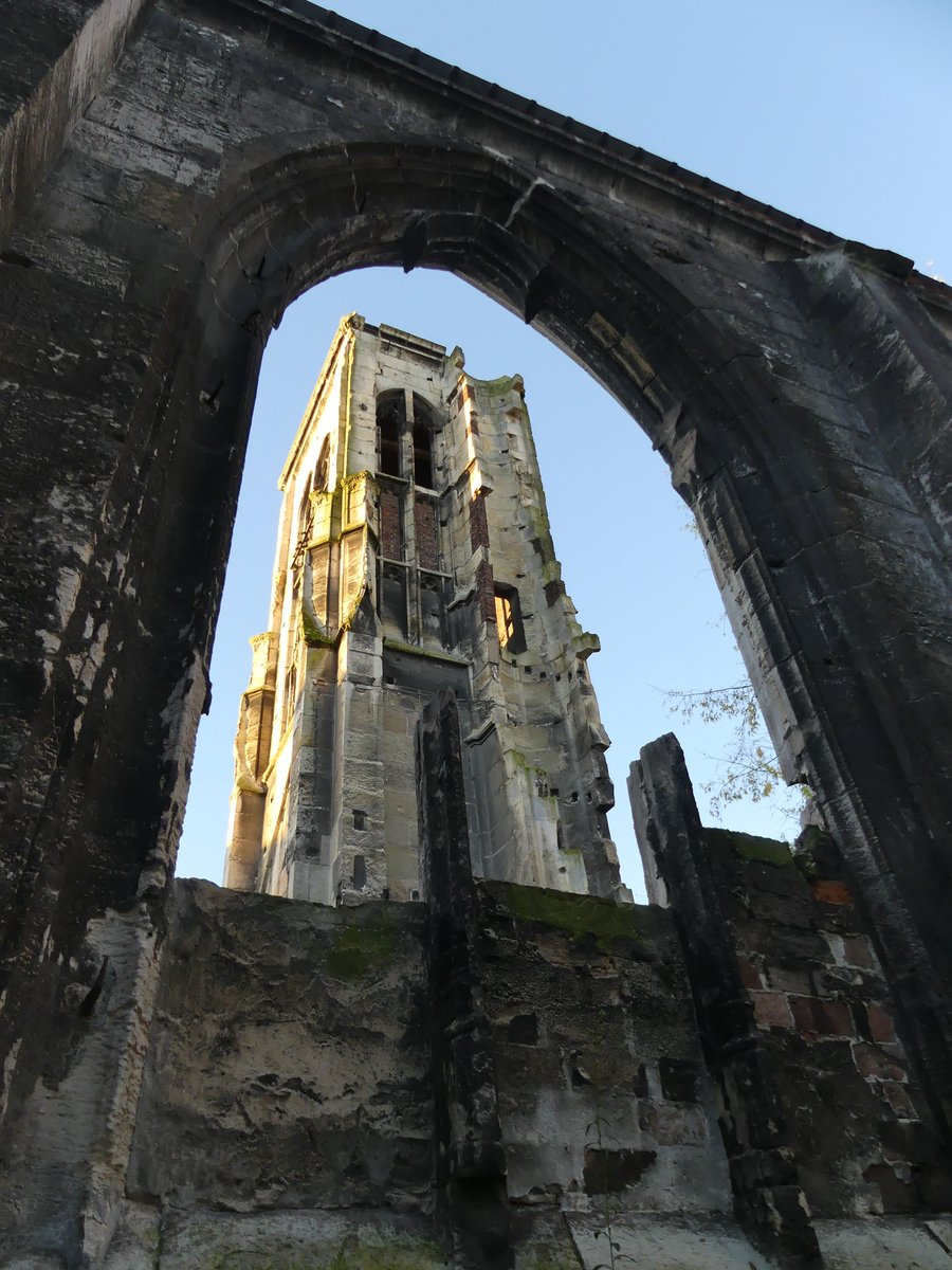 Inrap's tweet photo. À Rouen (Seine-Maritime), l'Inrap fouille dans l'église Saint-Pierre-du-Châtel où des maçonneries appartenant à l'église antérieure ont été mises au jour ainsi que plusieurs sépultures et de très nombreux ossements isolés.

En savoir + 👉 https://t.co/ljRY1DJHSK https://t.co/V0ZtygcH0K
