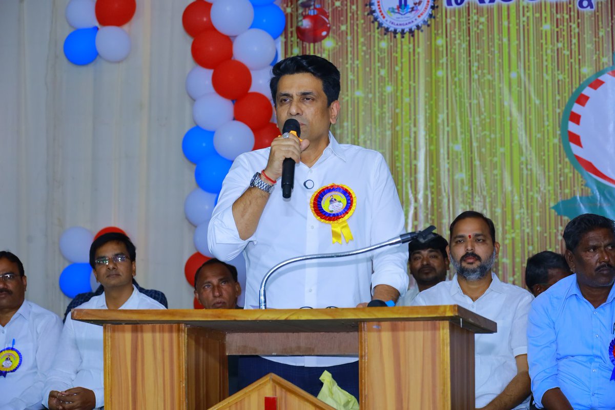 ఈ రోజు నాగర్కర్నూల్ జిల్లా కేంద్రంలో నాగర్ కర్నూల్ పోస్టర్స్ డెవలప్మెంట్ అసోసియేషన్ వారు నిర్వహించిన సెమీ క్రిస్మస్ మహోత్సవంలో పాల్గొనడం జరిగినది

మీ
డాక్టర్.కూచుకుళ్ళ రాజేష్ రెడ్డి
శాసనసభ్యులు నాగర్ కర్నూల్