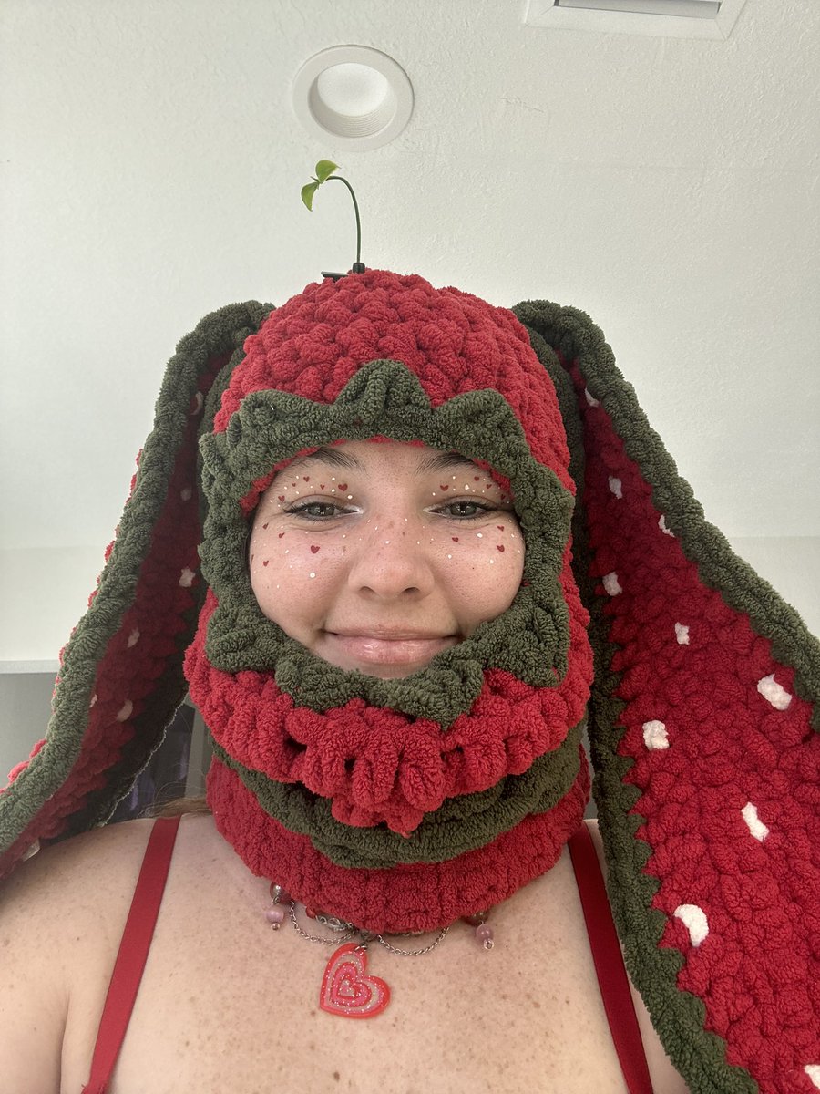 summoningfallon's tweet photo. finally did the fit justice 🍓 your favorite strawberry girl at cove this weekend https://t.co/UaGOvG6TOD