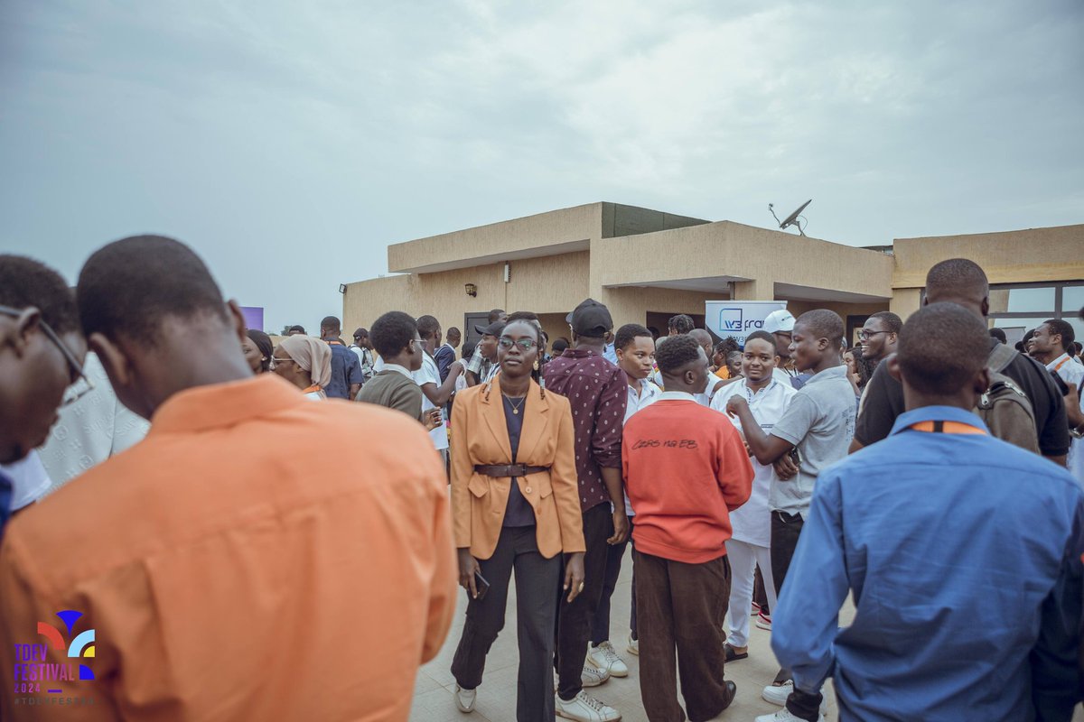 tdevorg's tweet image. #Throwback - La pause déjeuner au #TDEVFest24 🍽️

Un moment qui allie saveurs et connexions humaines. Entre deux sessions, elle nous a permis de nous revitaliser tout en partageant des idées, des rires et des discussions enrichissantes.

#Tdev #Tech #TDEVFestival2024

👇