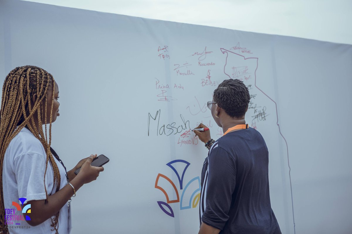 tdevorg's tweet image. #Throwback - La pause déjeuner au #TDEVFest24 🍽️

Un moment qui allie saveurs et connexions humaines. Entre deux sessions, elle nous a permis de nous revitaliser tout en partageant des idées, des rires et des discussions enrichissantes.

#Tdev #Tech #TDEVFestival2024

👇