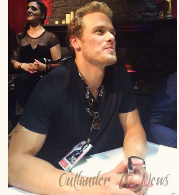 point_blank1959's tweet image. Sam meet and greet at the SDCC 2017. Musing with the idea of a tattoo, which is still tempting him nowadays (see Clanlands in NZ). 🤩🥰🤗  -  Judy Bennett @jbennetthdr #SamHeughan #SDCC2017