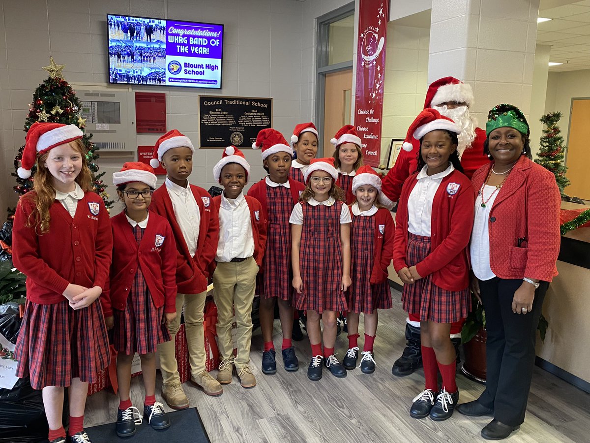 MobilePublicSch's tweet photo. .@CouncilComets helped Santa #StuffTheBus with over 500 toys! Thank you! https://t.co/q18NRNtTi2
