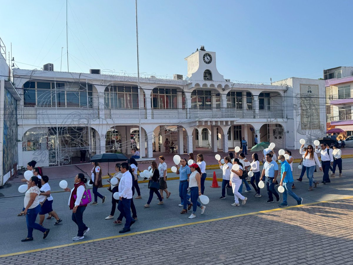 En el Día de los #DerechosHumanos, el DIF municipal, encabezado por Flor María Ramos, organizó una marcha para recordar los derechos inalienables de todas las personas, y para reiterar el compromiso de este gobierno con protegerlos. 

#GrandezaYDignidad