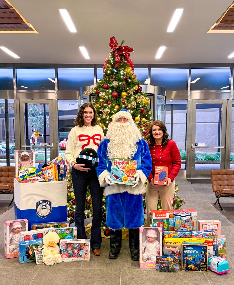 Diamondback_EP's tweet photo. It's the most wonderful time of the year, especially when Santa comes to visit! 🎅

To bring Christmas cheer this holiday season, Diamondback joined @MidlandTxPD for its Blue Santa Toy Drive! Through this special initiative, local companies and organizations gather new toys to gift to families and children in need in the Permian Basin.

Our generous employees were proud to support our community this holiday season!