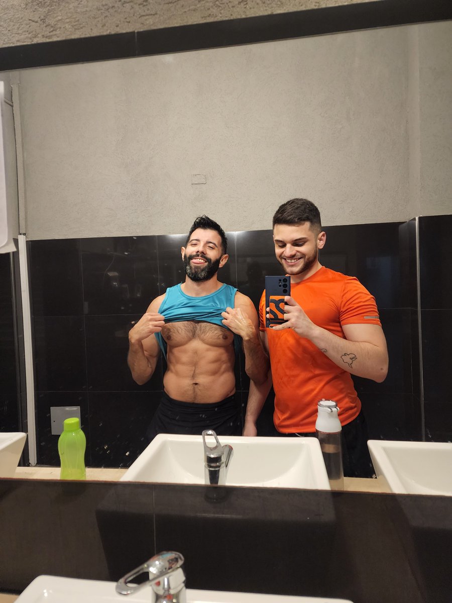 Dariodzs's tweet photo. Hace 3 años elegiste quedarte junto a mi, ser parte de mi familia y yo de la tuya, crecer juntos y avanzar en todo lo que podamos, aun con tus ataques de mal humor, tus buenos ratos y tu necedad, te amo tanto como el primer día que te lo dije, nunca te busque y jamás fue el plan y eso creo es lo más bonito de todo 🥹🤍 simplemente apareciste y desde entonces he pasado los mejores años que he podido recordar, espero sean muchos más, por más viajes, comidas y salidas (y capaz más Bachichas 💕) Te amo con todo mi corazón @maxi2903