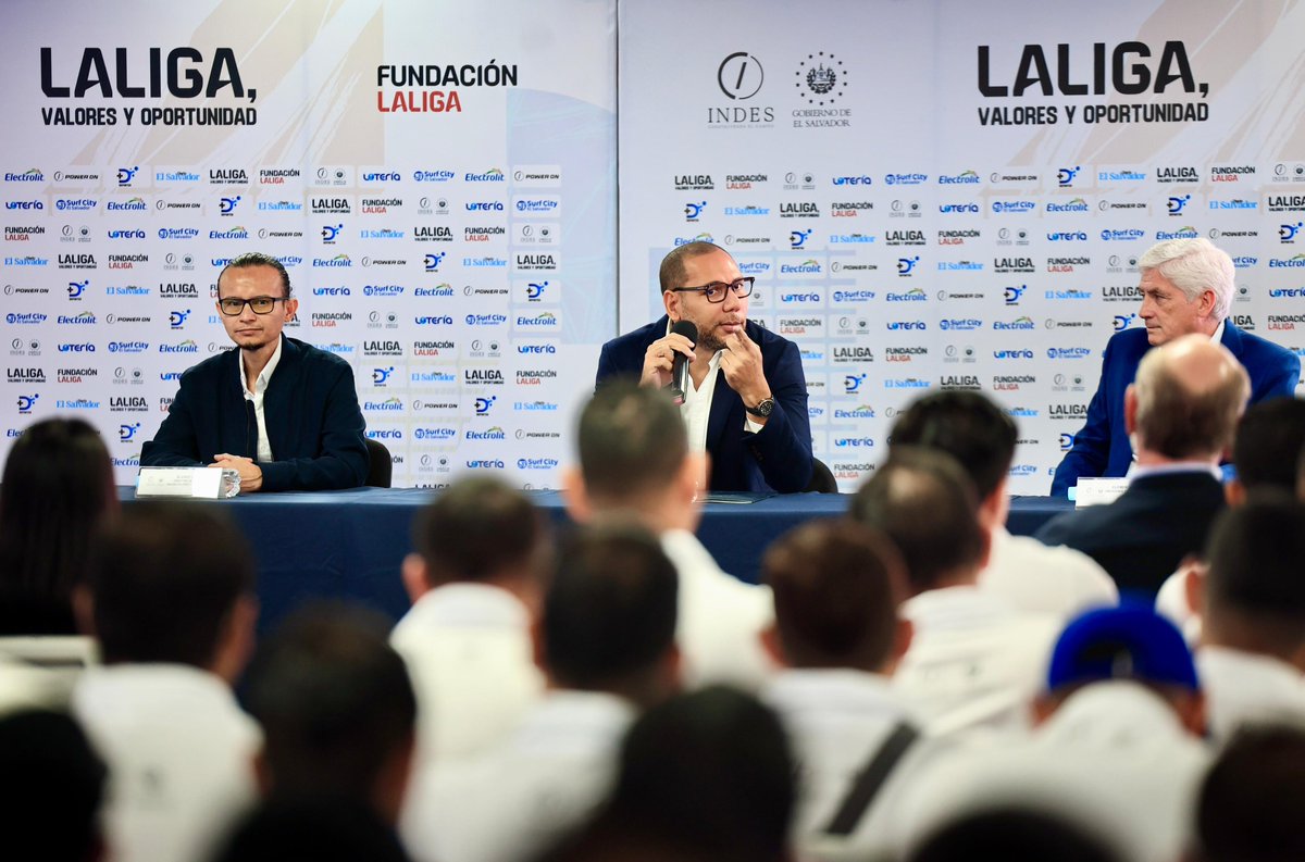 indeselsalvador's tweet photo. @ybukele @FundacionLaLiga .@ybukele, presidente ad honórem del INDES: "La invitación también es a la estructura del fútbol, señores lo que no había existido nunca en nuestro país, hoy existe y está al servicio de El Salvador: 26,200 niños y 263 escuelas de fútbol". https://t.co/2VfIoUl1pE
