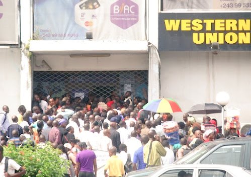 congo_monde's tweet photo. 🌐 #RDC #Kolwezi: #IBGDH accuse les banques commerciales de violation des droits des travailleurs à disposer de leur rémunération⏬
https://t.co/V3a3mNuCm7 https://t.co/2e0CHWajmu