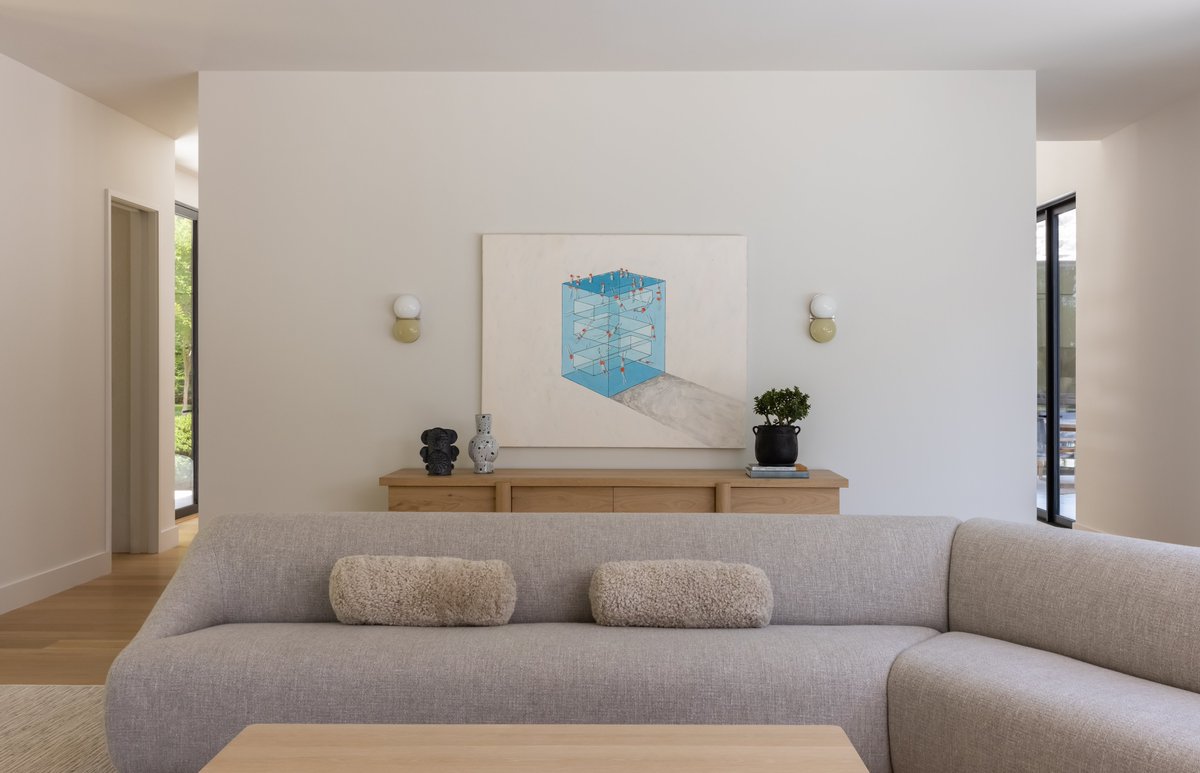 Our friends at Flatiron 27 transform this East Hampton home into a warm and serene space for a young family, balancing a neutral palette with bold, impactful artwork rich in texture. Tour the space here: bit.ly/4iqReHR