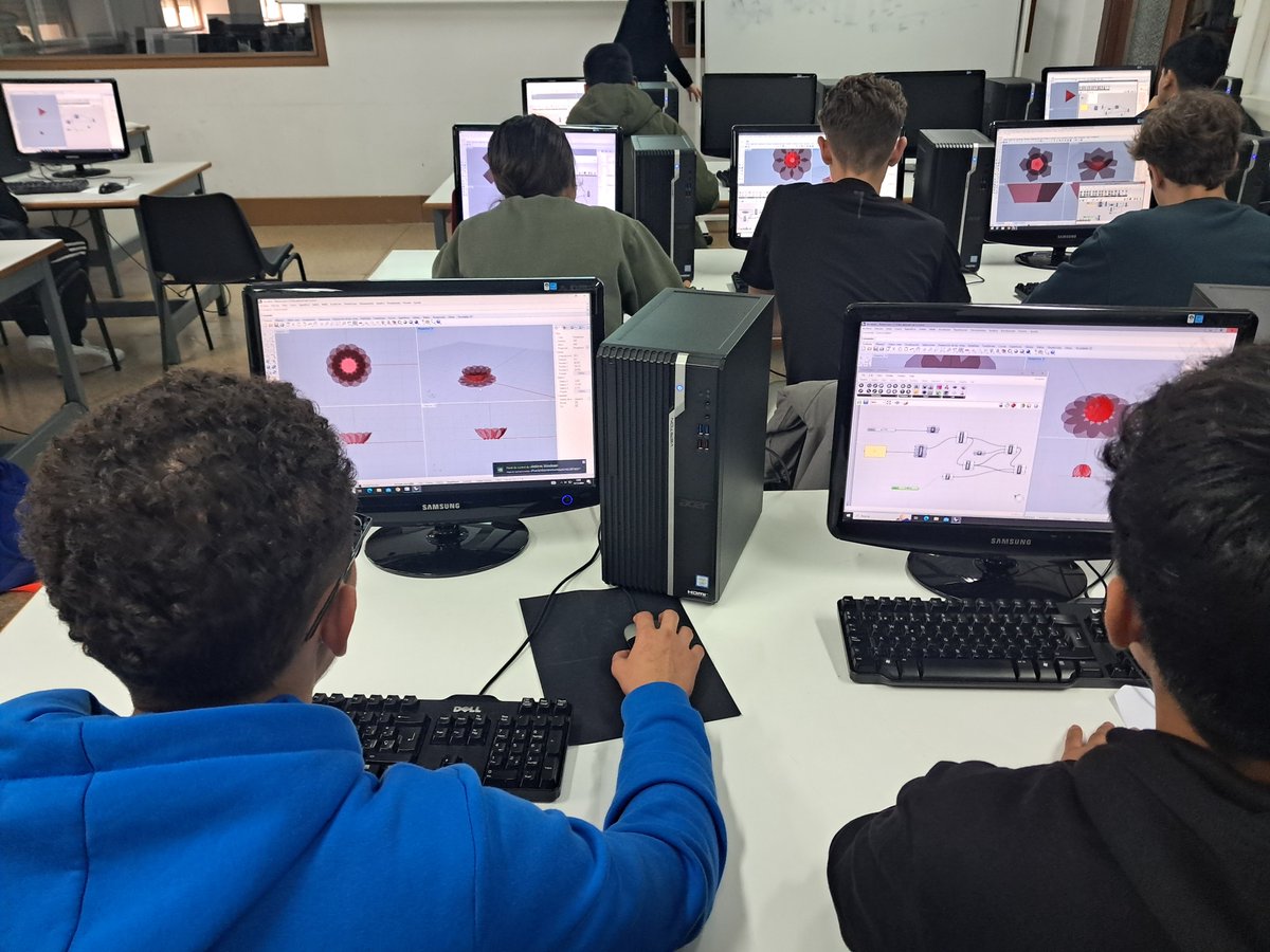 ETSAM_research's tweet photo. 📐 ¿Cómo diseñar con matemáticas? 🖥️✨

El pasado 15- nov, estudiantes de bachillerato participaron en un emocionante taller en la @ETSAMadrid @La_UPM , donde descubrieron cómo las #matemáticas y el diseño paramétrico se unen para crear formas sorprendentes. ¡Sigue leyendo! 👇🧵 https://t.co/cv48MvfIpN