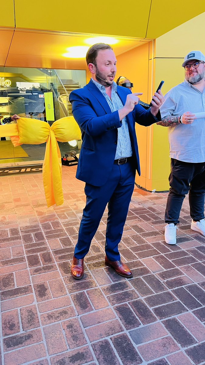 TvblogbyMLU's tweet image. Magician &amp;amp; entertainer Larry Soffer is our MC this evening as we unveil the @MTNza brand-new Morningside Experience Centre, courtesy of @MTNza .

#MTNSummer 
#MTNExperienceCentre
#MTNZA