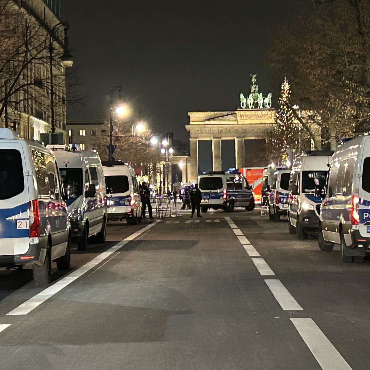 Starker Polizeischutz für die #Gaslobby im Luxushotel #Adlon beim #WorldLNGSummit. Aber wo ist der Polizeischutz für unseren Planeten, wenn die fossile Industrie immer weiter bohrt?