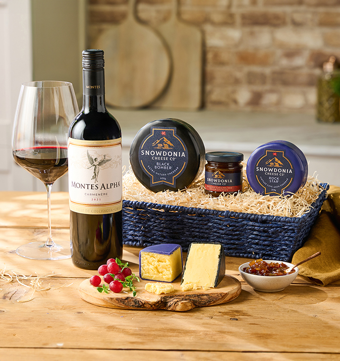 snowdoniacheese's tweet photo. Get cosy and countdown to Christmas with one of our boxed hampers 🧀🎄 
Filled with festive treats, cheese bakes, cheddar and chutneys, the perfect gift to unwrap before Christmas Day.

 #FestiveTreats #cheese #cheesegifts #christmasevebox #cheesehamper #cheesegift #cheeseboard https://t.co/UpL4lRtGKZ