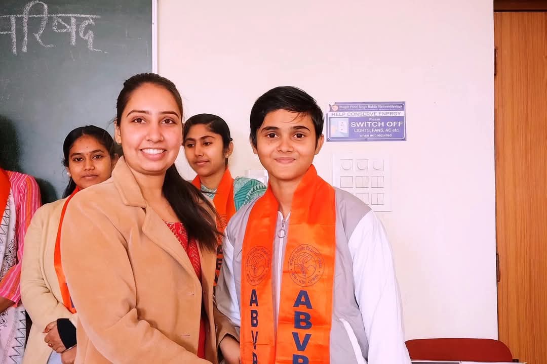 HaryanaAbvp's tweet photo. अखिल भारतीय विद्यार्थी परिषद भगत फूल सिंह महिला विश्वविद्यालय की सत्र 2024-25 हेतु इकाई घोषणा संपन्न हुई।
अपर्णा चौहान को इकाई अध्यक्ष व तनुष्का शर्मा को इकाई मंत्री का दायित्व दिया गया।
#HaryanaAbvp #abvpsonipat #abvpbpsmv https://t.co/HO55xB9UqP