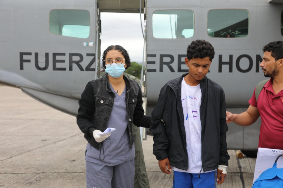 AereaHn's tweet photo. #NoticiasFAH || #Tu FuerzaAéreaHN Bajo el programa "Alas para la Salud" realizó una evacuación Aeromédica #MEDEVAC desde Roatán, Islas de la Bahía a la ciudad Capital a la Base Aérea Cnel. Hernan Acosta Mejía #BASEHAM trasladando a un menor  de 14 años de edad con diagnóstico reservado. 🚁✈️🇭🇳

#FAHcontigo "Las Alas de Honduras" #CentinelasDelAire#93añosFAH