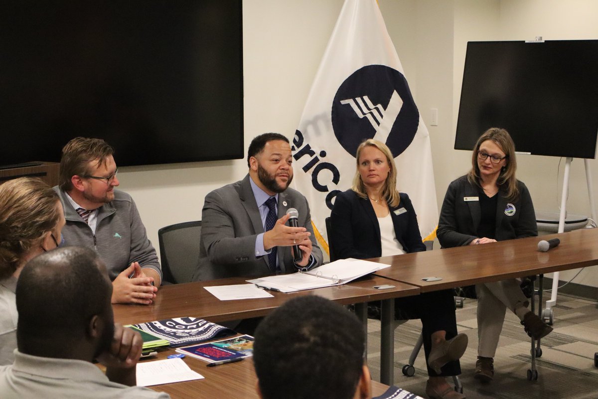 AmeriCorpsVISTA's tweet photo. #ICYMI: The first class of @AmeriCorps VISTA members at Energy Communities were sworn in last week. This partnership will engage our members to revitalize local economies &amp; support workers &amp; families in 9 federally designated energy communities. Read more: https://t.co/s9G644zqLR https://t.co/nlK0VMV7kU
