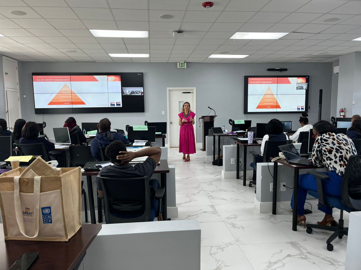 UNDPJamaica's tweet image. 4️⃣ days
9️⃣facilitators
🔟+ experts
1️⃣ goal to share tools &amp;amp; knowledge for anticipatory and preparedness actions with @drm_authority

This week, @UNDP proudly launches the UNDP Preparedness Learning Pathway in #Nassau 🇧🇸 — building resilience, together! #UpskillShareInteract