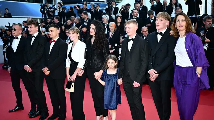 RÉCIT - Des fermes du Jura au Festival de #Cannes: la belle aventure de «#Vingtdieux» lefigaro.fr/culture/des-fe… via <a href="/Figaro_Culture/">Le Figaro Culture</a>