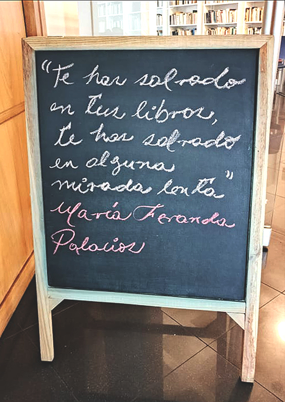 «Te has salvado en tus libros, te has salvado en alguna mirada lenta».
María Fernanda Palacios

#PizarraDeLaPoeteca