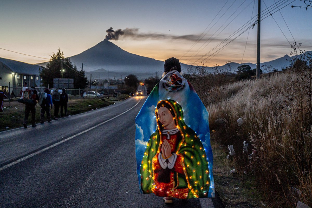 agencia_24mm's tweet photo. 📍Amecameca de Juárez, Estado de México.10/12/2024.-

Cientos de peregrinos provenientes de distintas partes del estado de Puebla, cruzan el #PasodeCortés en su camino hacia la Basílica de Guadalupe.

📸 Víctor Gahbler/Agencia 24mm

#BasílicaDeGuadalupe https://t.co/ospEYwqaEY