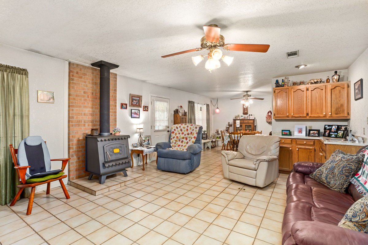 KustomRE's tweet photo. Make 1335 Trail Bluff Dr. in New Braunfels your dream home! Use the $20K to buy down your rate, remodel, or get a new dining set. Cozy charm on a private ½ acre, minutes from Gruene Hall &amp; the river. No city taxes or HOA!

#HolidayIncentive #DreamHome https://t.co/Mvg9wIKhi3