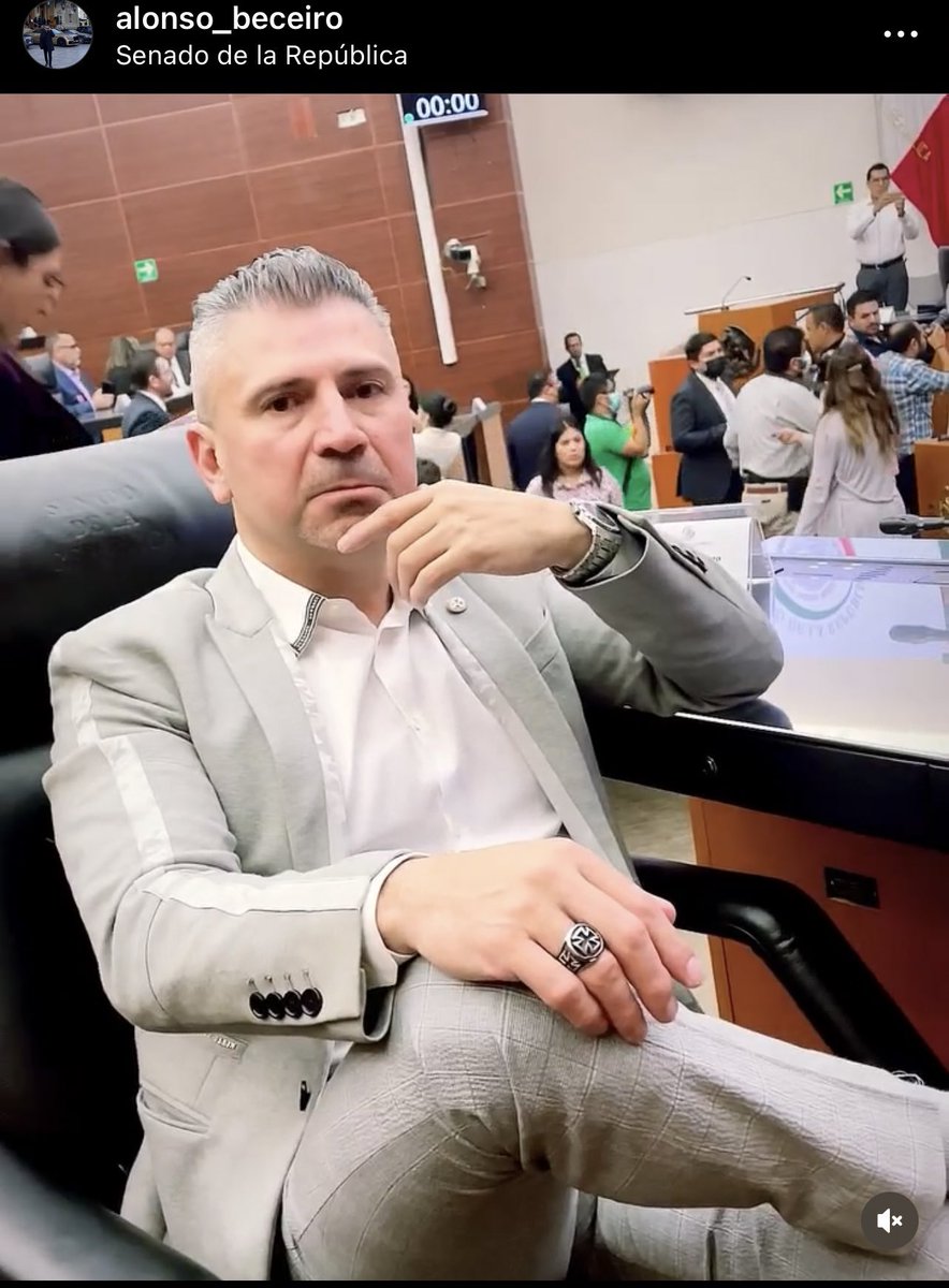 AhoraMex's tweet photo. DENUNCIAN EN REDES A ALONSO BECEIRO, ABOGADO DE MARYFER CENTENO POR CORRUPCIÓN E INFLUYENTISMO DESDE EL SENADO DE LA REPÚBLICA.
Alonso Beceiro, quien actualmente representa a @Grafocafe, fue denunciado por golpear a una mujer en 2023 que intentaba alimentar animales de un predio en Naucalpan (que además se rumora en redes, Beceiro pretendía adjudicarse ese bien inmueble de modo irregular).
También denuncian que no recibió ninguna pena por su reprochable acto, por contar con amigos en el Senado de la República.
En redes sociales, el abogado presume armas de grueso calibre, cuyo uso es exclusivo de las fuerzas armadas.
#mexico #MaryFerCenteno #MARYFERCENTENOCHARLATANA #senadodelarepublica #MrDoctor #MrDoctorOficial