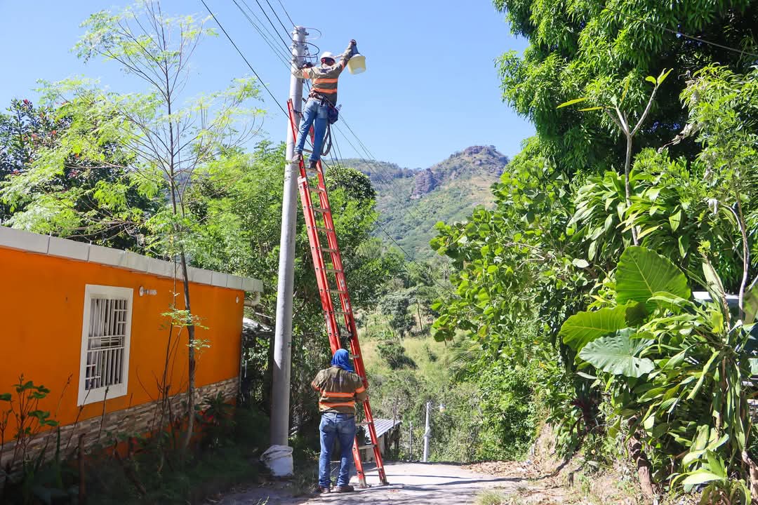 alcaldia_sss's tweet photo. Continuamos trabajando en Jornadas de instalación y reparación de luminaria en nuestro Distrito de Panchimalco de esta manera seguimos dando respuesta a las solicitudes de nuestros habitantes. 💡 https://t.co/QP4Da3qwrX