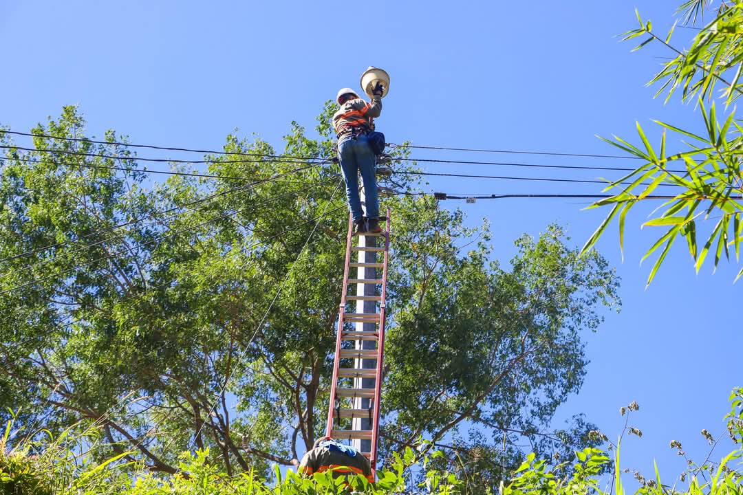alcaldia_sss's tweet photo. Continuamos trabajando en Jornadas de instalación y reparación de luminaria en nuestro Distrito de Panchimalco de esta manera seguimos dando respuesta a las solicitudes de nuestros habitantes. 💡 https://t.co/QP4Da3qwrX