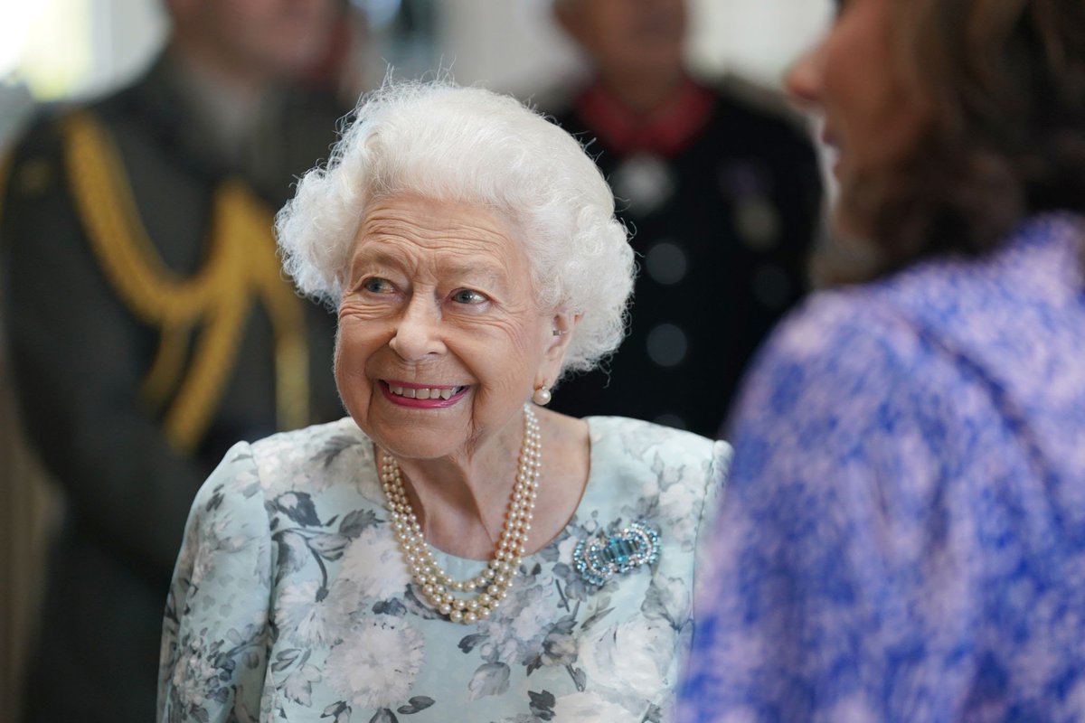 AFpost's tweet image. Former Israeli president says Queen Elizabeth refused to let Israelis enter Buckingham Palace as she thought “every Israeli was either a terrorist or a son of a terrorist.”

Follow: @AFpost