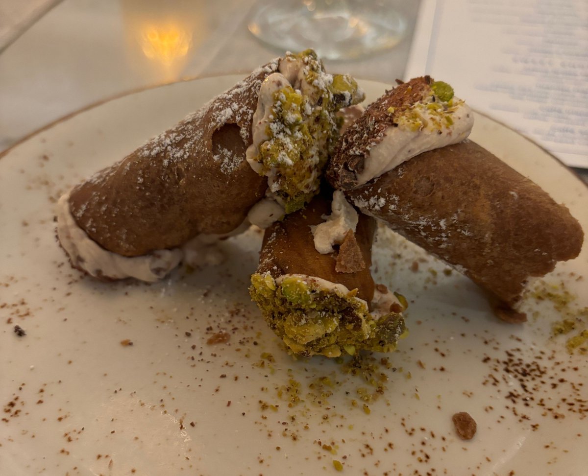 3PairsOfBoots's tweet photo. Yummm ... after dinner treat at a local restaurant ... latte and delicious housemate cannoli! Best cannoli I have ever consumed ... what a nice way to end a great meal ... also on the menu... pizza and pasta ...

#italiandessert
#cannoli
#bestcannoli
#espresso
#latte https://t.co/Eadl2LTSeq