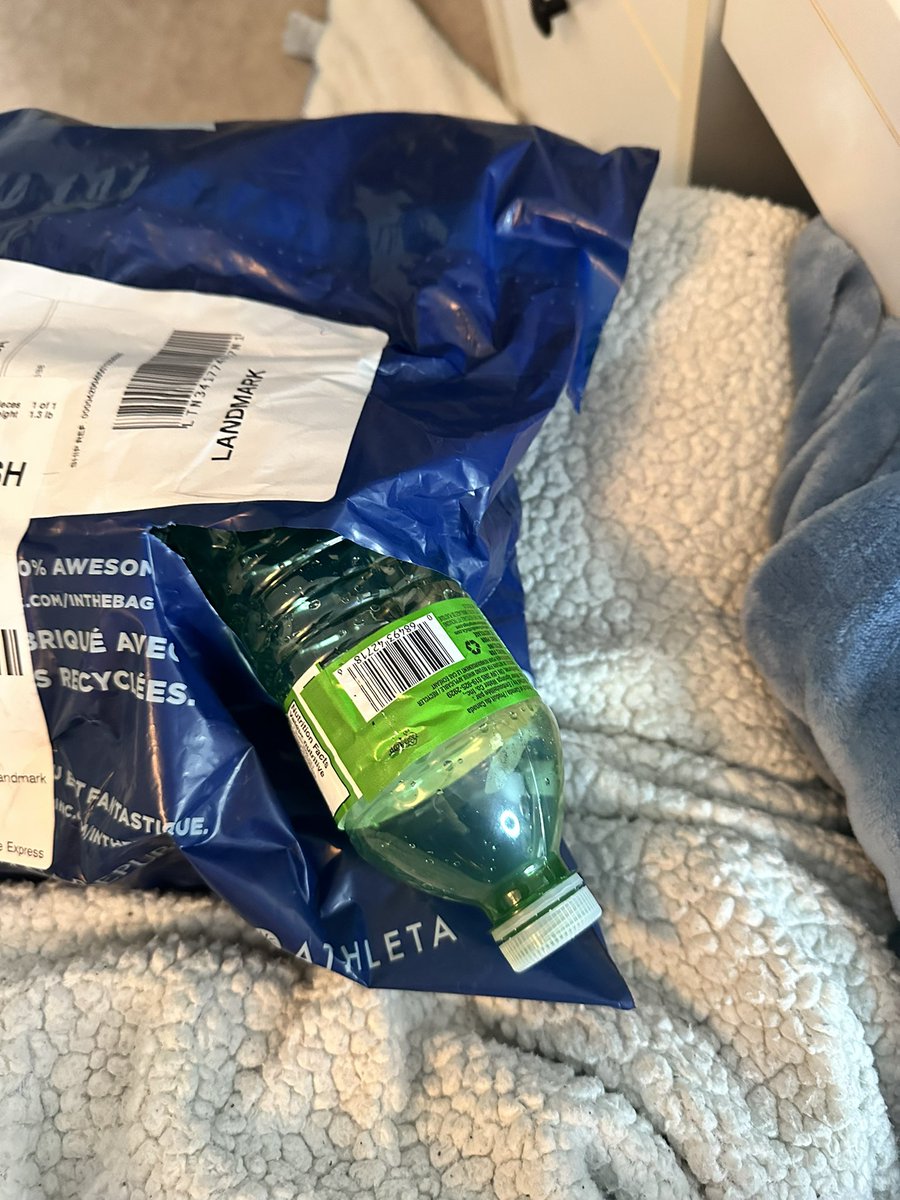 Ummm <a href="/Gap/">Gap</a> I’m not sure who you’re using for shipping right now, but if you could ask them not to open my parcel and to also not stick an empty water bottle in it, that would be grrrrreat 🙄
#canadapoststrike