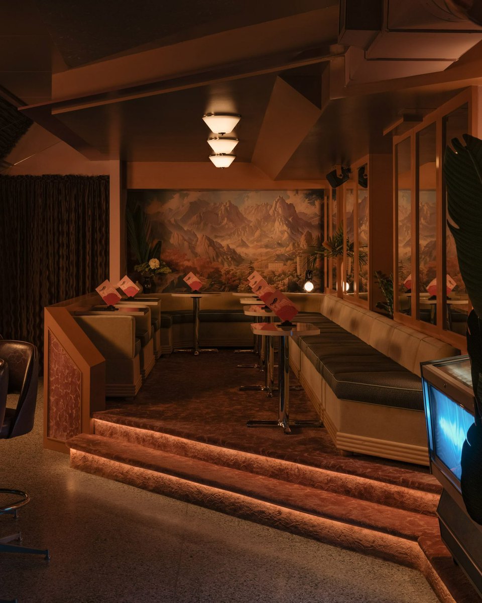 luusssso's tweet photo. The 70’s design elements of this restaurant in Vancouver are just amazing

It also has possibly the dopest corner booth of all time https://t.co/RidSuEIl7S