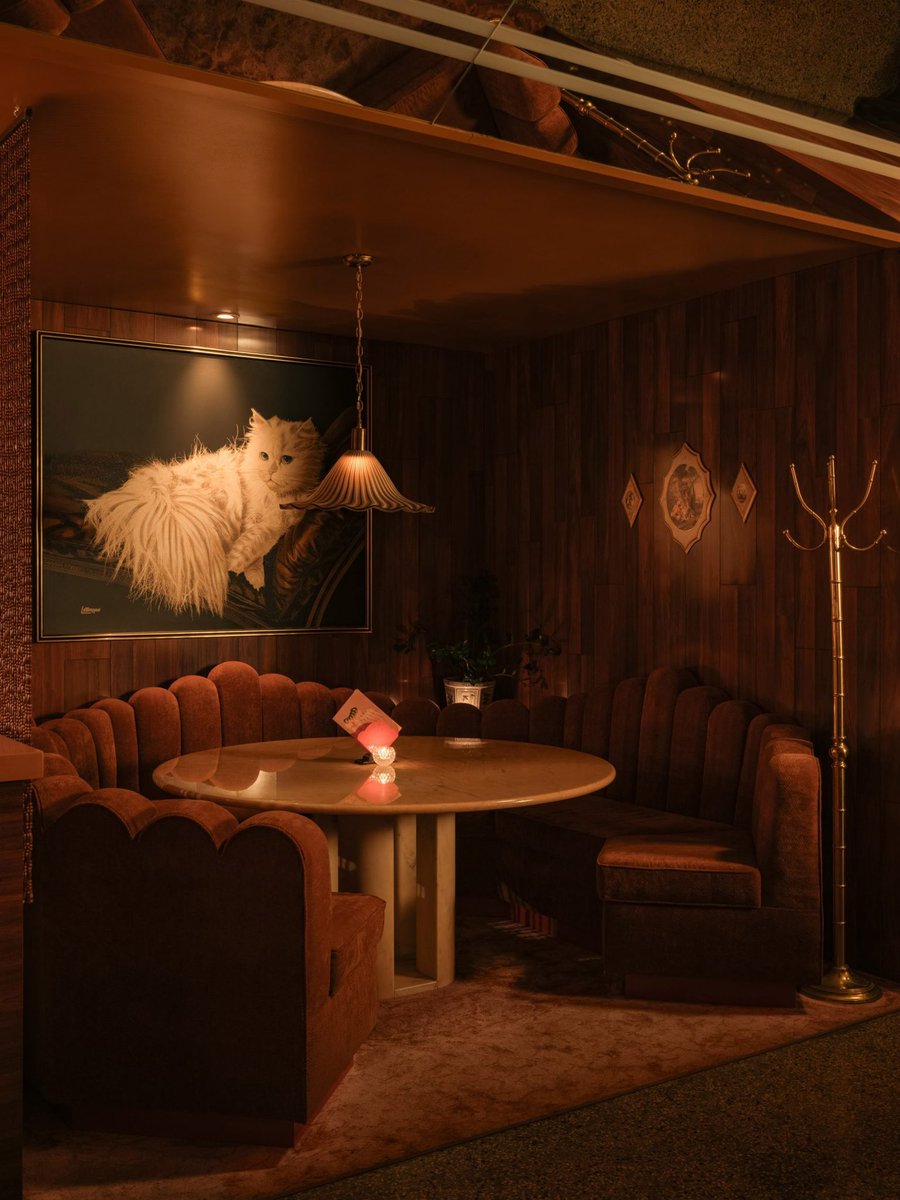 luusssso's tweet photo. The 70’s design elements of this restaurant in Vancouver are just amazing

It also has possibly the dopest corner booth of all time https://t.co/RidSuEIl7S