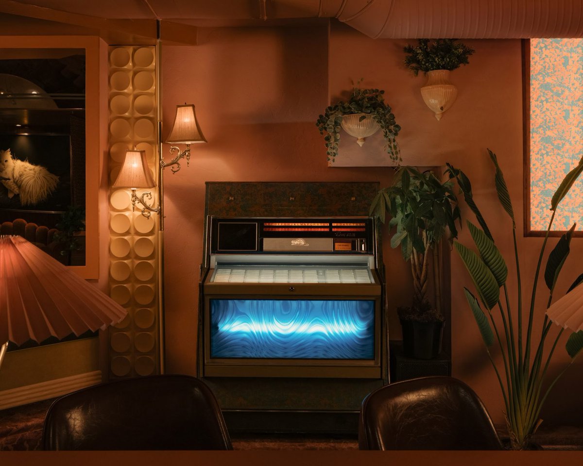 luusssso's tweet photo. The 70’s design elements of this restaurant in Vancouver are just amazing

It also has possibly the dopest corner booth of all time https://t.co/RidSuEIl7S