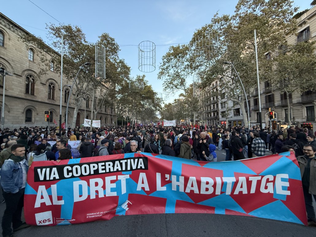 Xarxa d'Economia Solidària de Catalunya (@xes_cat) on Twitter photo Denunciem la paralització de nou habitatge social per part de l’Ajuntament de Barcelona
La XES i <a href="/Habicoop_FCHC/">Habicoop (FCHC)</a> hem enviat una carta expressant la decepció davant la pròrroga tècnica del conveni ESAL sense ampliar la dotació de nous solars públics
xes.cat/2024/12/09/ent… Denunciem la paralització de nou habitatge social per part de l’Ajuntament de Barcelona
La XES i <a href="/Habicoop_FCHC/">Habicoop (FCHC)</a> hem enviat una carta expressant la decepció davant la pròrroga tècnica del conveni ESAL sense ampliar la dotació de nous solars públics
xes.cat/2024/12/09/ent…
