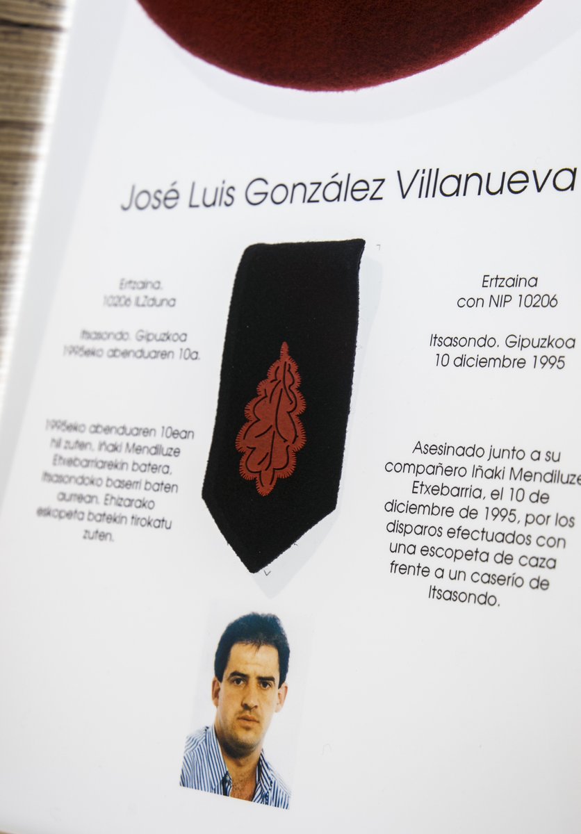 BingenZupiria's tweet photo. ⚫️ETAk 1995eko abenduaren 10ean hil zituen tiroz Itsasondoko baserri baten inguruan Jose Luis González Villanueva eta Iñaki Mendiluze Etxeberria ertzainak. Beraien memoria eta ETAk hildako gainontzeko agenteen oroimena, bizirik mantentzen da #GoianBego https://t.co/mD3j00L5Kd