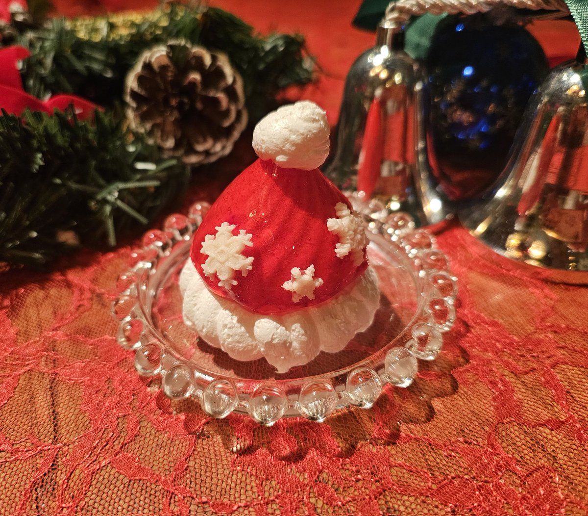 DOTS_PUMPKIN's tweet photo. サンタ帽子のケーキをお遊びで作ってみました🧑‍🎄 https://t.co/opLvJBEkLL