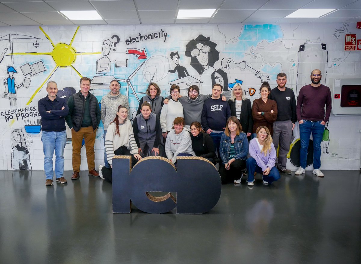 IEDcompany's tweet photo. Recibimos a Araceli Echaide de la Asociación Síndrome de Down de Navarra, junto con Damaris, Íñigo y Borja. 🙌

Gracias al programa de empleo con apoyo, todos han logrado independencia. 💼

¡Comprometidos con la inclusión! 💙

#SíndromeDeDown #Inclusión #EmpleoConApoyo https://t.co/7hX9gKDAsg
