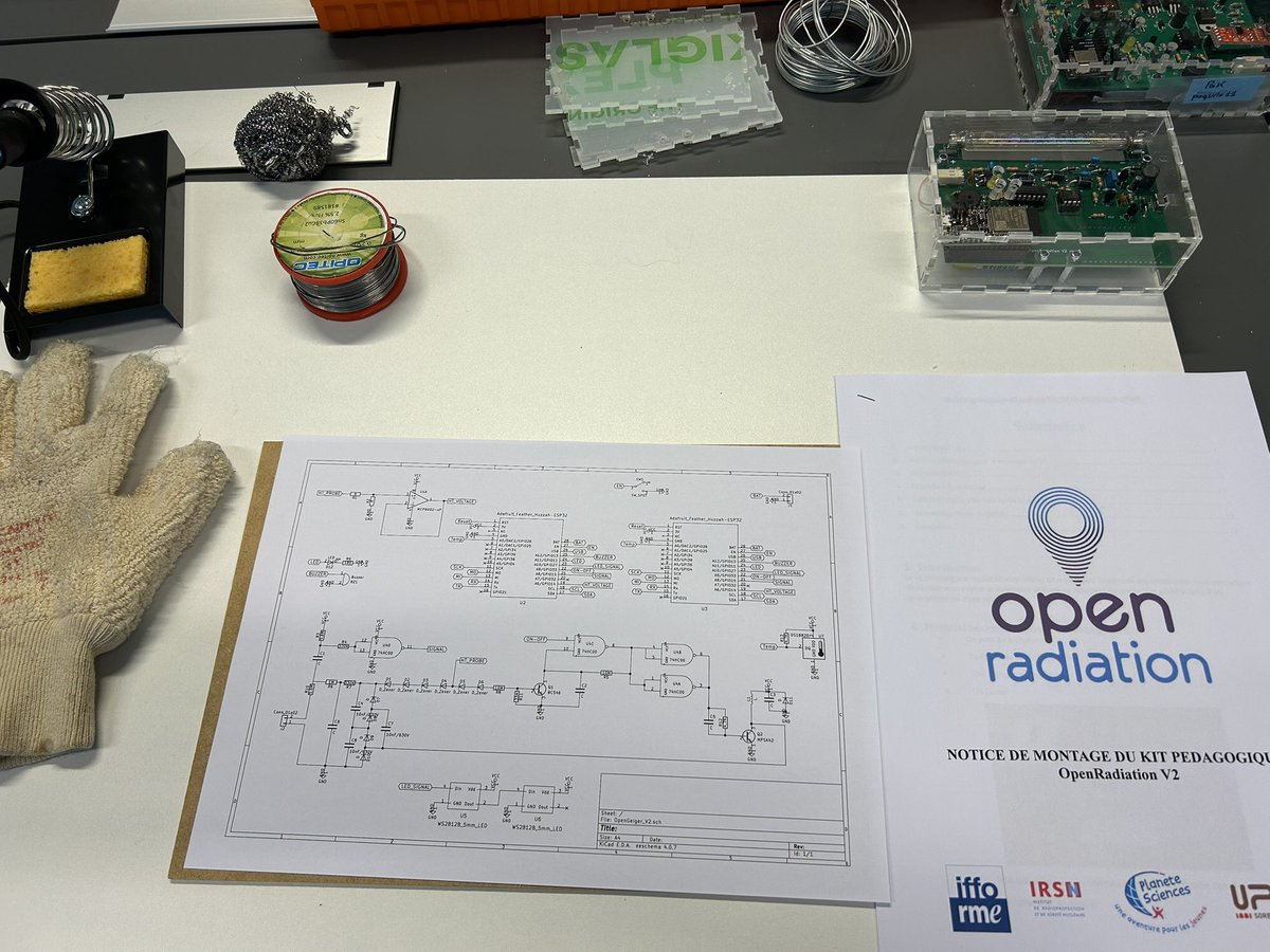 Journée OpenRadiation à l’institut IRSN hier le 9 décembre avec ateliers dont celui de montage de capteur pour la radioactivité ; expérience géniale avec Planète sciences, Fablab Sorbonne, Ifforme, Anccli et Irsn/Asn…