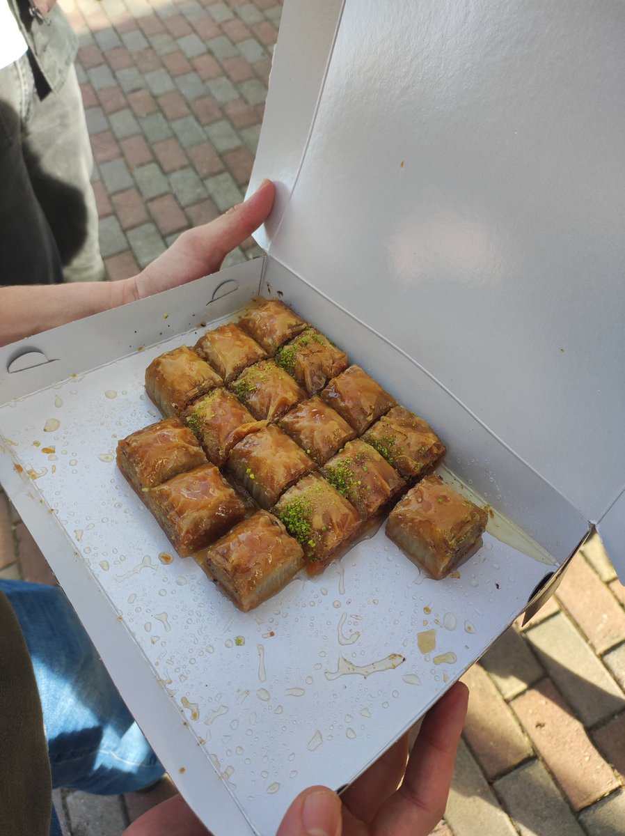 _Kubraa2's tweet photo. Fakültede Esad düştü diye baklava dagitiyorlar https://t.co/LjoZ1hFhTY