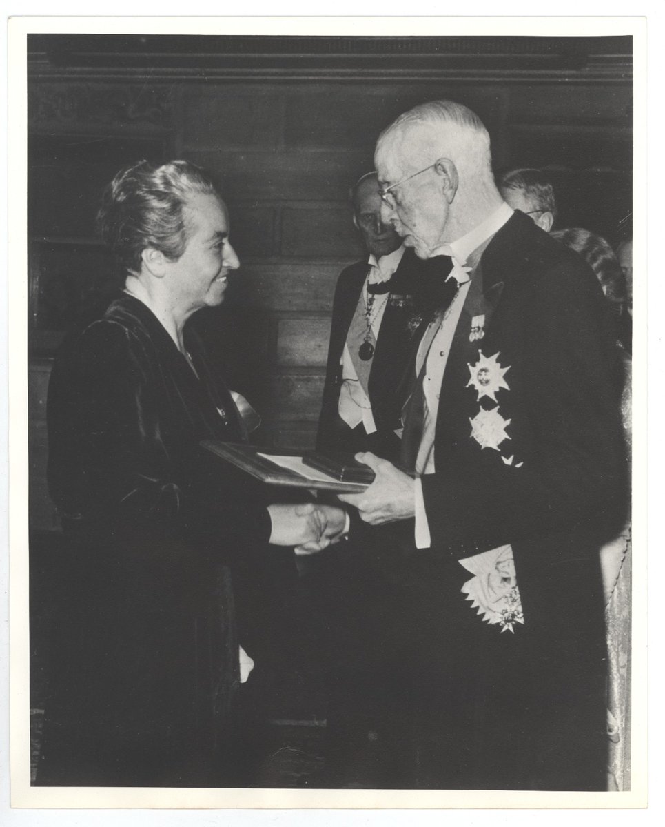 patrimonio_cl's tweet photo. El 10 de diciembre celebramos a Gabriela Mistral y Pablo Neruda, dos poetas chilenos que marcaron la historia al recibir el Premio Nobel de Literatura. Dos momentos únicos que, con 26 años de diferencia, conectaron Chile con el mundo a través de su poesía universal. 🌍✒️🇨🇱 https://t.co/pGQjifH31Q