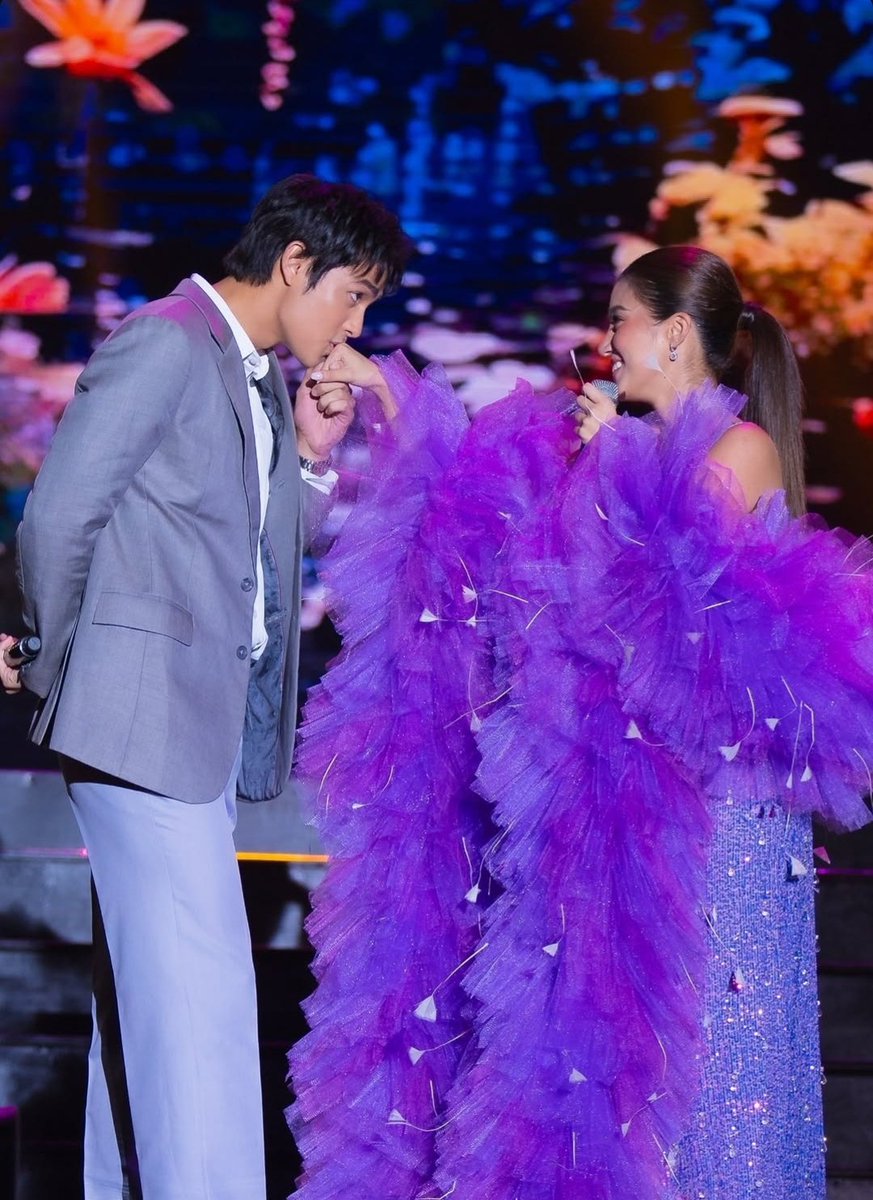 donbellamarie's tweet photo. Yung tingin. Yung halik sa kamay ikakamataiii ko 'to donbelle mga walang awa sa tao ohhh😭😭

DONBELLE MATTCHAyang PASKO
#BELLEUnderTheMistletoe
#WonDONNYfulChristmas https://t.co/YKwf7dv5PK