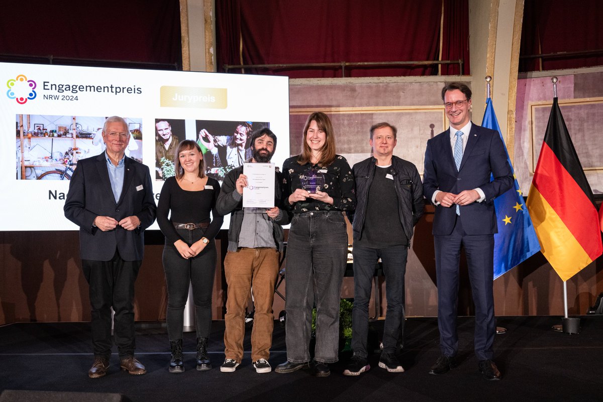 Der Jurypreis ging an das #Nachhaltigkeit|szentrum #Hagen - es steht für die Möglichkeit, eigene Projekte umzusetzen und der Nährboden für vielfältige Ideen zu sein. Teil des NHZ ist ein Umsonstladen. 

#ehrenamt #engagementpreis #nrw