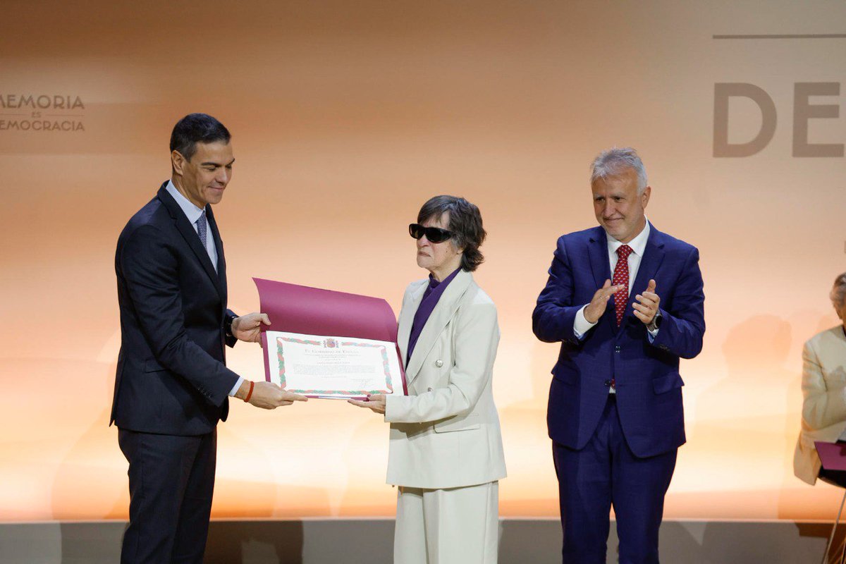 Pino Sosa tenía 40 días cuando unos falangistas se llevaron a su padre. Era 1937. Pino y su madre nunca se cansaron de buscar. 81 años después, encontraron su restos en un pozo. 

Hoy homenajeamos a Pino, a su padre y a todas las víctimas asesinadas por defender la democracia.