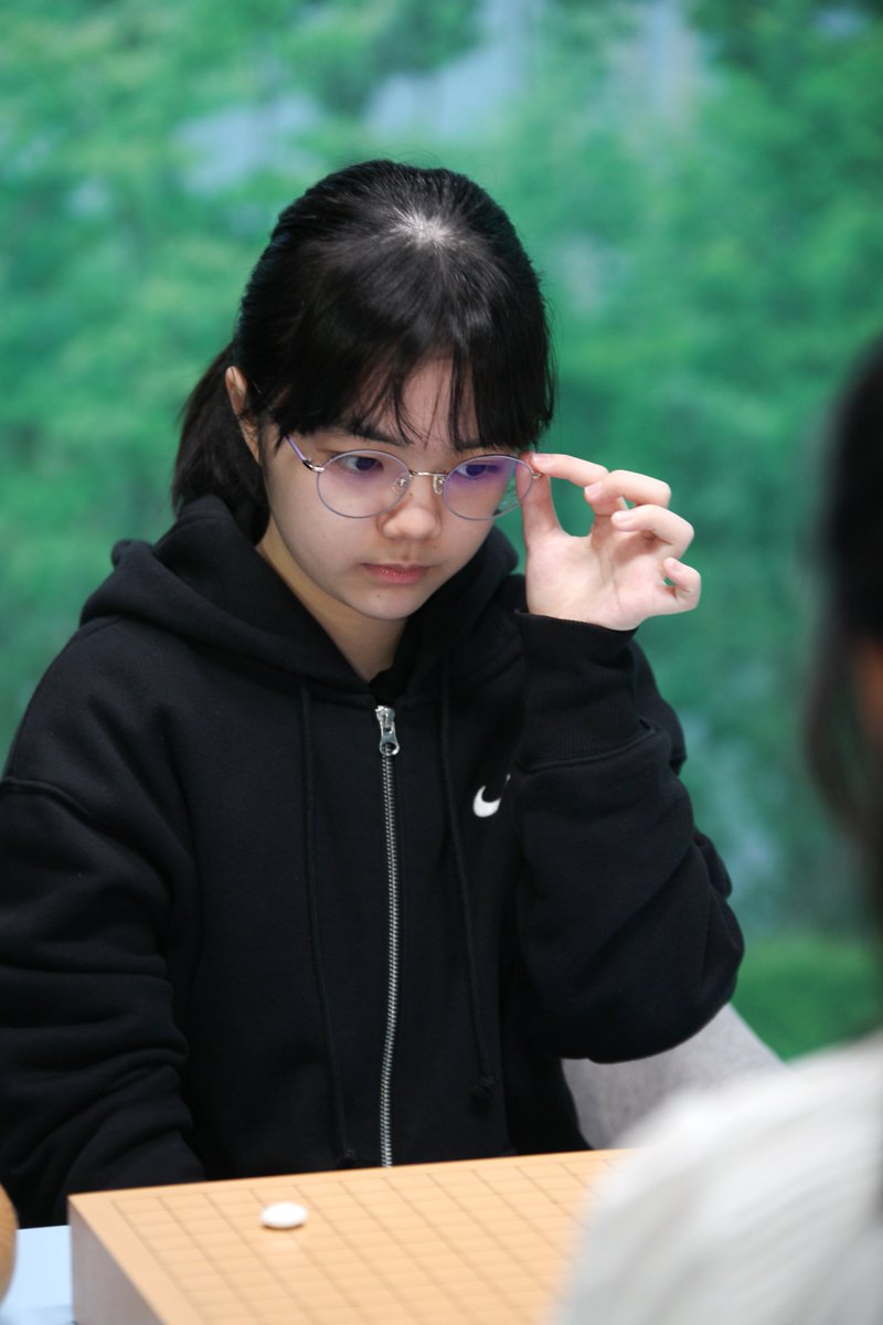 mainichi_igo's tweet photo. 女流棋聖戦決勝三番勝負第３局が10日に打たれ、仲邑菫三段は崔精九段に敗れて１勝２敗となり、タイトル初獲得はなりませんでした。仲邑三段は12日から始まる女流国手戦決勝三番勝負で、韓国でのタイトル初獲得を目指します。写真はCyberoro提供です。 https://t.co/BoQgNZ22fa