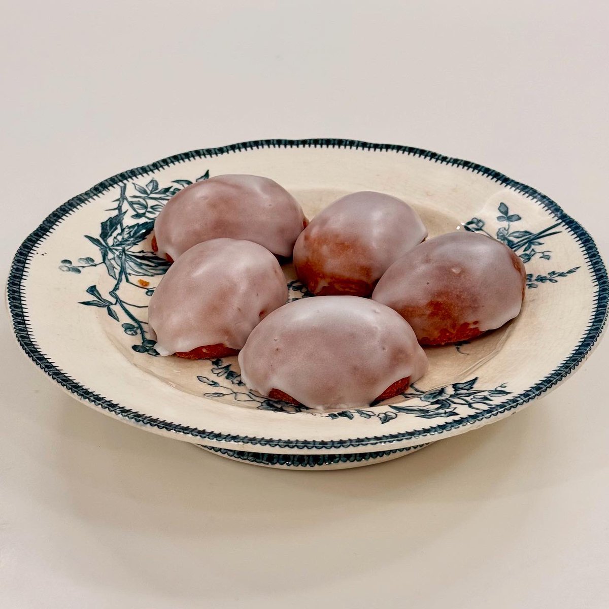 daidoco_mm's tweet photo. 今夜は西東社より10月に発売した
拙著「ムラヨシマサユキのお菓子」の、
新刊記念インスタライブで、
レモンケーキを作りました。

本でも作り方は写真で追っていますが、
動画だとそのあいだのつながりや、
生地の質感をはっきり見ていただけて、
コツやポイントをお伝えできて良かったなぁ… https://t.co/8rVqaw3OPR