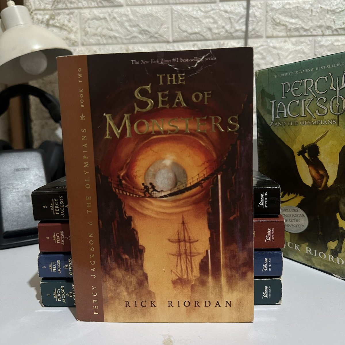 __cheesedogg's tweet photo. Percy Jackson and the Olympians set
₱850

Hyperion edition
Paperback
Pre-loved 
Tanning pages
With box &amp; poster (different edition)
Issue: damage on book 2 cover

MOD: Lalamove, LBC
MOP: GCash, BPI
📍Las Piñas

wts lfb percy jackson ph books https://t.co/3sM8hvf3jW