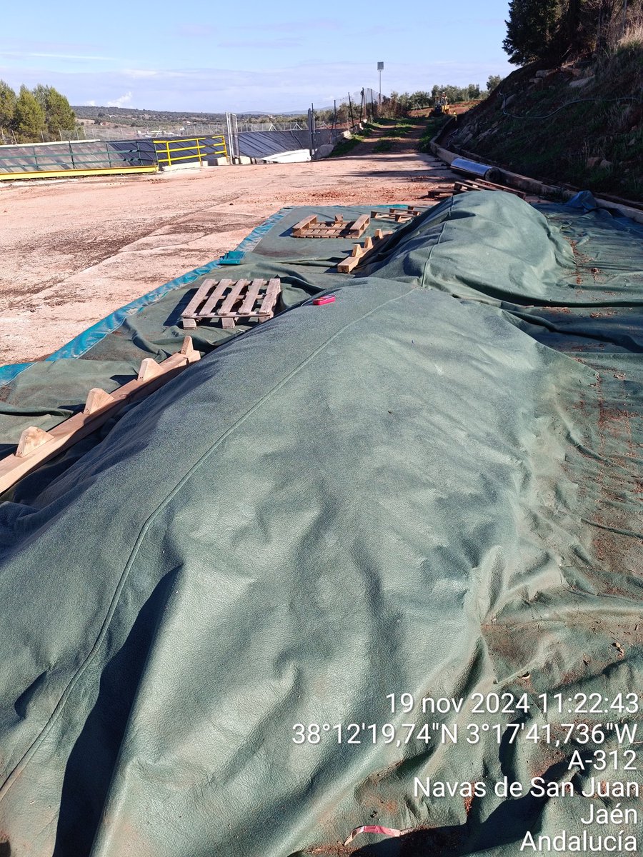 alcompost24's tweet photo. El proyecto ALCOMPOST sigue desarrollando su fase experimental. Durante todo el mes de octubre y noviembre se han realizado visitas semanales a las pilas en las instalaciones de ASEAL S.L para monitorizar temperatura 🌡️ y humedad💧+ https://t.co/dhEHDomH35