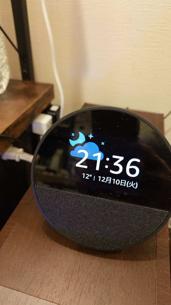 M77432's tweet image. #Amazon の #EchoSpot なんですが、時々表示が超シンプルになるのは何故でしょう？
暫くすると戻るんだけどさ（おっさん写ったすまぬ）
←普通　時々→