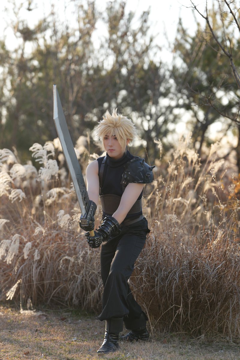 powerup7870's tweet photo. Final Fantasy7 - Cloud Strife 
파이널판타지7 - 클라우드 스트라이프

📷: @Kyunamfilm

#FF7 #FFVII #FinalFantasyVII
#cos #コスプレ #AGF https://t.co/28wAoONn86
